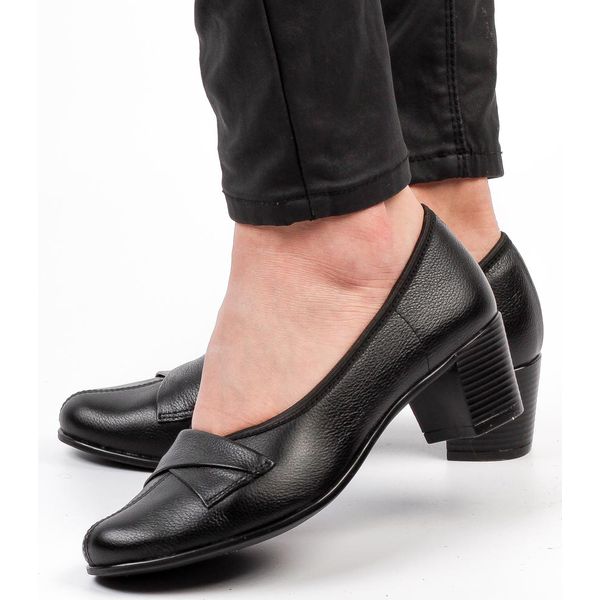 Czarne Polskie czółenka damskie na obcasie Gregors 581. Czarne czółenka Gregors, z aplikacjami, ze skóry, z okrągłym noskiem, bez obcasa, na obcasie, bez zapięcia. Za 349,00 zł.