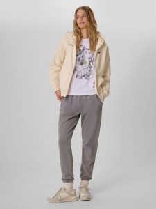 4F Spodnie dresowe joggery damskie - szare XS. Szare spodnie dresowe 4f, xs, bez wzorów, z dresówki. Za 149,99 zł.