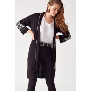 Kardigan w kolorze czarno-beżowym. Długie swetry marki Robin. W wyprzedaży za 109,95 zł.