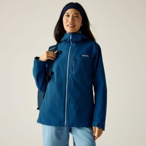 Kurtka turystyczna przeciwdeszczowa damska Birchdale wodoodporna. Niebieskie kurtki Regatta, bez wzorów, z tkaniny, bez kaptura. W wyprzedaży za 269,50 zł.