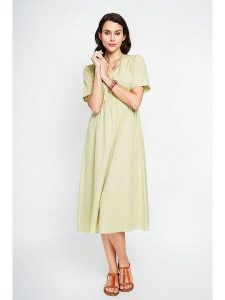 Le Jardin du Lin Sukienka w kolorze jasnozielonym rozmiar: 36. Zielone sukienki Le jardin du lin, bez wzorów, klasyczne, bez kołnierzyka, bez ramiączek, midi. Za 109,52 zł.
