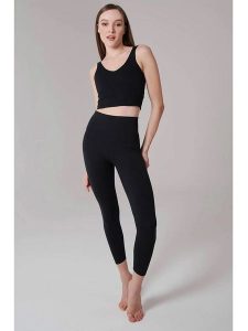 Onamaste Legginsy sportowe w kolorze czarnym rozmiar: L/XL. Czarne legginsy Onamaste, l, bez wzorów, z materiału, z podwyższonym stanem, outdoorowe. Za 92,21 zł.