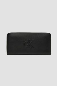 CALVIN KLEIN Czarny damski portfel na zamek. Czarne portfele Calvin Klein, bez wzorów, ze skóry ekologicznej. W wyprzedaży za 239,99 zł.