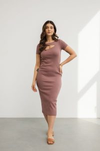 SUKIENKA SONIA KONIAK L - Flawless. Sukienki Flawless, na jesień, l, bez wzorów, z bawełny, sportowe, bez kołnierzyka, moda ciążowa, bez ramiączek, midi, dopasowane. Za 145,00 zł.