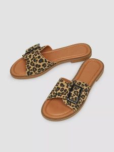 S.Oliver Klapki w kolorze jasnobrązowo-beżowo-czarnym rozmiar: 36. Brązowe klapki s.Oliver, bez wzorów, z otwartym noskiem, bez obcasa. Za 118,56 zł.