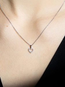 DIAMANTA Złota zawieszka "Mini coeur" z diamentami rozmiar: onesize. Szare zawieszki DIAMANTA, z diamentem, złote. Za 477,95 zł.