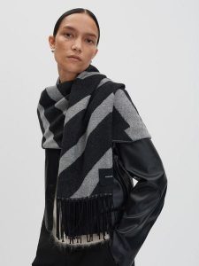 Someday Szal "Blenie" w kolorze czarno-szarym rozmiar: onesize. Czarne szaliki someday., bez wzorów, z materiału. Za 115,24 zł.