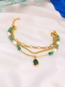 L'Atelier de Gaia Pozłacana bransoletka z perłami na kostkę rozmiar: onesize. Białe bransoletki L'Atelier de Gaia, z agatem, pozłacane. Za 38,95 zł.