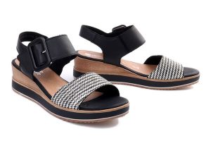 RIEKER REMONTE D6453-01 black combination, sandały damskie. Czarne sandały Rieker Remonte, bez wzorów, bez obcasa, na koturnie, bez zapięcia. Za 279,92 zł.