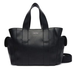 Torebka Calvin Klein. Czarne torebki klasyczne Calvin Klein, bez wzorów, bez dodatków. Za 449,99 zł.