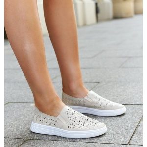 Beżowe wsuwane tenisówki Hilal beżowy. Brązowe trampki w ażurowe wzory, z materiału, bez zapięcia. Za 77,42 zł.
