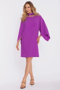 Elegancka trapezowa sukienka oversize fiolet. Fioletowe sukienki MOE, na co dzień, s, bez wzorów, z materiału, eleganckie, bez kołnierzyka, bez ramiączek, oversize. Za 349,00 zł.