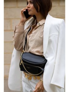 Victor & Hugo Paris Skórzana saszetka "Aly" w kolorze czarnym - 21 x 13 x 8 cm rozmiar: onesize. Czarne nerki i saszetki Victor & Hugo Paris, bez wzorów, z materiału. Za 260,99 zł.