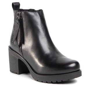 Botki Lasocki. Czarne botki Lasocki, bez wzorów, bez obcasa, na słupku, bez zapięcia. Za 124,99 zł.