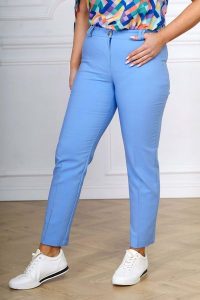 Eleganckie błękitne spodnie cygaretki Inez XXL OVERSIZE. Niebieskie chinosy Moda Size Plus Iwanek, bez wzorów, z bawełny, krótkie. Za 199,90 zł.