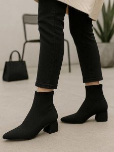 Bellucci Botki w kolorze czarnym rozmiar: 38. Czarne botki Bellucci, bez wzorów, bez obcasa, bez zapięcia. Za 131,12 zł.