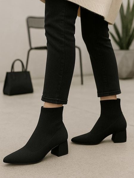 Bellucci Botki w kolorze czarnym rozmiar: 37. Czarne botki Bellucci, bez wzorów, bez obcasa, bez zapięcia. Za 147,56 zł.