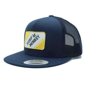 Czapka typu trucker zpłaskim /Dla dorosłych /Rozmiar uniwersalny(niebieskożółty). Niebieskie czapki SURF MONKEY, z aplikacjami, z bawełny. Za 135,96 zł.