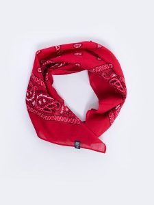 Apaszka typu bandana czerwona Bandi 603. Czerwone apaszki i chusty Big Star, z aplikacjami, z bawełny, boho. W wyprzedaży za 39,99 zł.