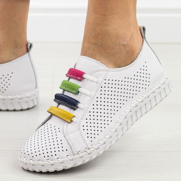 Białe skórzane ażurowe półbuty damskie T.Sokolski w26-03. Białe półbuty Sokolski, na lato, w ażurowe wzory, z jeansu, z okrągłym noskiem, bez obcasa, bez zapięcia. Za 269,00 zł.