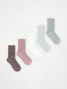 Bawełniane skarpetki 5 pack - jasnofioletowy. Fioletowe skarpetki Reserved, bez wzorów, z bawełny. W wyprzedaży za 29,99 zł.