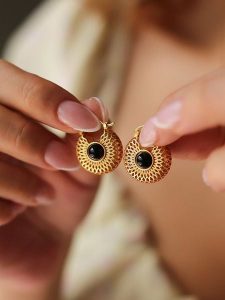 L'Atelier de Gaia Pozłacane kolczyki z onyksami rozmiar: onesize. Czarne kolczyki L'Atelier de Gaia, z onyksem, pozłacane. Za 87,19 zł.