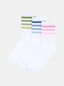 Bawełniane skarpetki 3 pack - biały. Białe skarpetki Sinsay, bez wzorów, z bawełny. Za 15,99 zł.