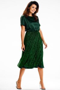 Elegancka sukienka midi z kimonowym rękawem zielona. Zielone sukienki Awama, s, bez wzorów, eleganckie, bez kołnierzyka, bez ramiączek, midi. Za 399,00 zł.