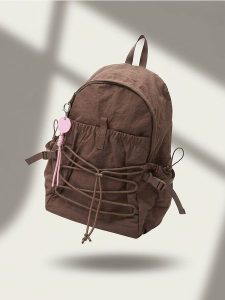 Plecak z ozdobną zawieszką i przegródką na laptopa - brązowy. Brązowe plecaki Sinsay. Za 49,99 zł.