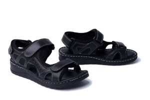 ARTIKER RELAKS 52C0288 czarny, sandały damskie. Czarne sandały Artiker Relaks, bez wzorów, ze skóry, bez obcasa, bez zapięcia. Za 146,93 zł.
