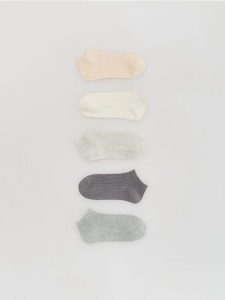 Krótkie skarpetki 5 pack - ciemnoszary. Szare skarpetki Reserved, bez wzorów. Za 49,99 zł.