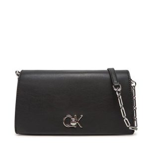 Torebka Calvin Klein. Czarne torebki klasyczne Calvin Klein, bez wzorów, bez dodatków. Za 319,99 zł.