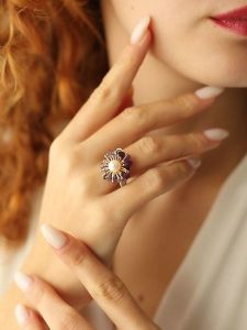 Pierres delicates Pozłacany pierścionek z perłą i ametystami rozmiar: onesize. Różowe pierścionki Pierres delicates, z ametystem, pozłacane. Za 39,99 zł.