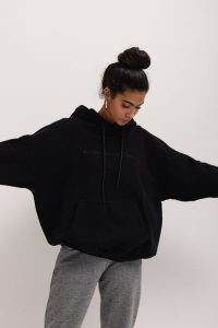 Bluza z kapturem oraz HAFTEM w kolorze TOTALLY BLACK - GARSON-UNI. Czarne bluzy Marsala, bez wzorów, z bawełny. Za 329,90 zł.