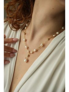 Pierres delicates Naszyjnik w kolorze białym z perłami - dł. 45 cm rozmiar: onesize. Białe naszyjniki Pierres delicates, z perłą, z mosiądzu. Za 90,95 zł.