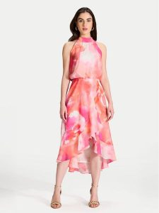 Swing Sukienka koktajlowa 5AI18500 Różowy Regular Fit. Czerwone kombinezony Swing, bez wzorów, z syntetyku, wizytowe, bez kołnierzyka, bez ramiączek. Za 439,99 zł.