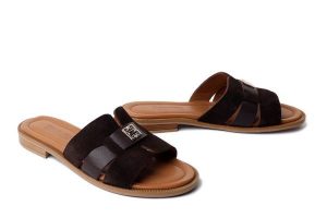 Artiker Relaks 58C2128 BROWN SUEDE, klapki damskie. Brązowe klapki Artiker Relaks, bez wzorów, z nubiku, bez obcasa, na płaskiej podeszwie. Za 194,90 zł.