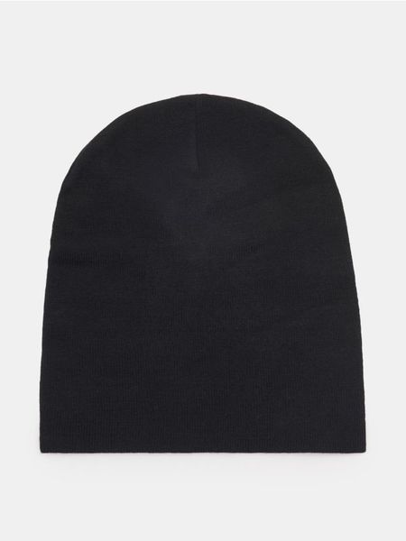 Cienka czapka beanie z wiskozą - czarny. Czarne czapki Sinsay, bez wzorów, z wiskozy. Za 9,99 zł.