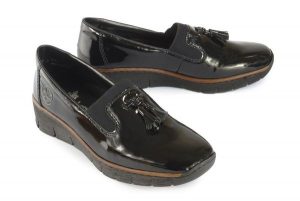 RIEKER 53751-00 black, półbuty/mokasyny damskie. Czarne półbuty Rieker, bez wzorów, z gumy, bez obcasa, na koturnie, bez zapięcia. Za 299,90 zł.