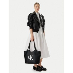Torebka Calvin Klein. Czarne shopper bag Calvin Klein, bez wzorów, bez dodatków. Za 529,99 zł.