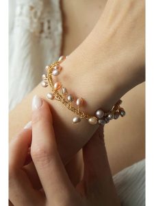 Pierres delicates Pozłacana bransoletka z perłami syntetycznymi rozmiar: onesize. Czerwone bransoletki Pierres delicates, z perłą, pozłacane. Za 96,37 zł.