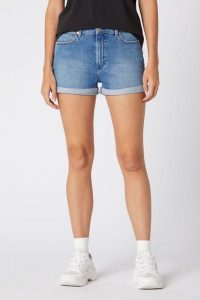WRANGLER BOYFRIEND DAMSKIE SZORTY JEANSOWE MID BLUE W22KJX31A 112127817. Niebieskie szorty Wrangler, bez wzorów, z jeansu. Za 149,99 zł.