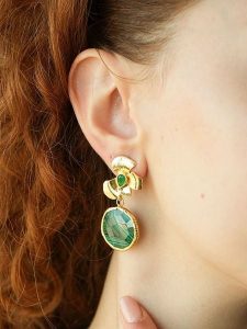 L'Atelier de Gaia Pozłacane kolczyki-wkrętki z malachitami i cyrkoniami rozmiar: onesize. Zielone kolczyki L'Atelier de Gaia, z cyrkonią, pozłacane. Za 104,64 zł.