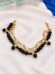 L'Atelier de Gaia Pozłacana bransoletka z onyksami na kostkę rozmiar: onesize. Czarne bransoletki L'Atelier de Gaia, z onyksem, pozłacane. Za 47,95 zł.