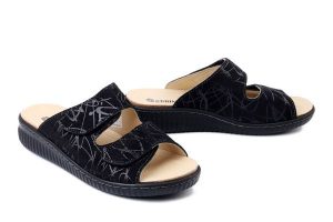 DR. BRINKMANN 700732-01 schwarz, klapki damskie. Czarne klapki Dr. Brinkmann, bez wzorów, ze skóry, bez obcasa. Za 289,90 zł.