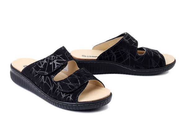 DR. BRINKMANN 700732-01 schwarz, klapki damskie. Czarne klapki Dr. Brinkmann, bez wzorów, ze skóry, bez obcasa. Za 289,90 zł.