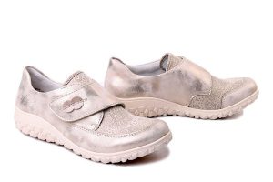 RIEKER 59552-62 beige, półbuty damskie. Brązowe półbuty Rieker, na lato, bez wzorów, bez obcasa, bez zapięcia. Za 339,90 zł.