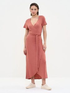 BIG STAR Sukienka w kolorze jasnoróżowym rozmiar: L/XL. Różowe sukienki Big Star, na co dzień, l, bez wzorów, z tkaniny, retro, z asymetrycznym kołnierzem, bez ramiączek, maxi, asymetryczne. Za 139,99 zł.