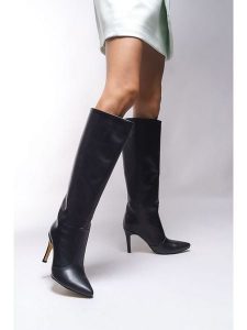 Trendyol Kozaki w kolorze czarnym rozmiar: 38. Czarne kozaki Trendyol, na zimę, bez wzorów, bez obcasa, na szpilce, bez zapięcia. Za 292,45 zł.