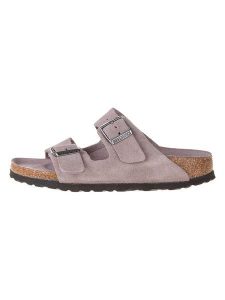 Birkenstock Skórzane klapki "Arizona" rozmiar: 36. Różowe klapki Birkenstock, bez wzorów, z materiału, z otwartym noskiem, bez obcasa. Za 369,95 zł.